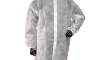 Buen uniforme disponible de la ropa de trabajo de la bata protectora del laboratorio con el cierre del gancho y del lazo